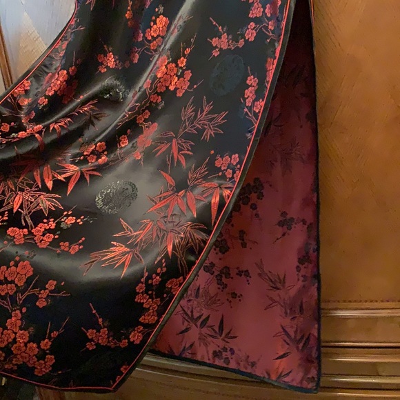 Never worn beautiful long silk dress with traditional Chinese high slits - Picture 5 of 5